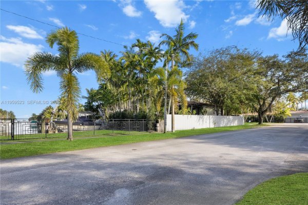 1051 NE 86th St Miami, FL 33138