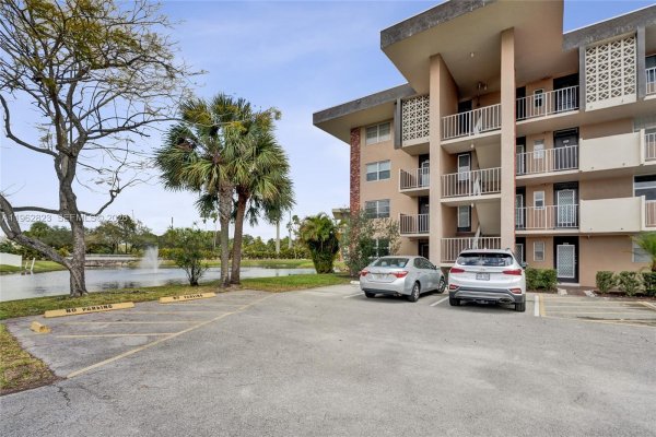 3051 NW 46th Ave #101 Lauderdale Lakes, FL 33313