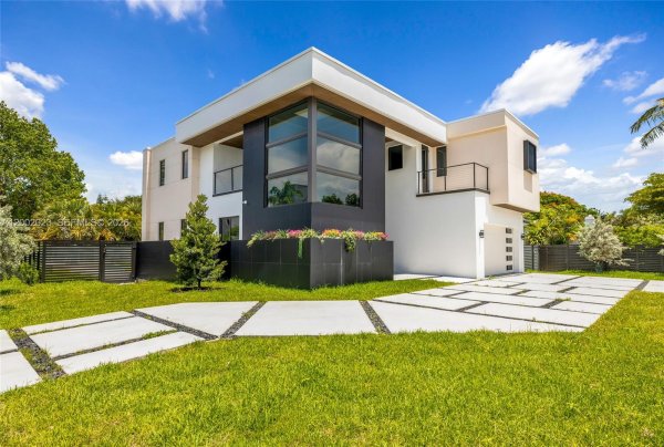 750 NE 16th Ave Fort Lauderdale, FL 33304