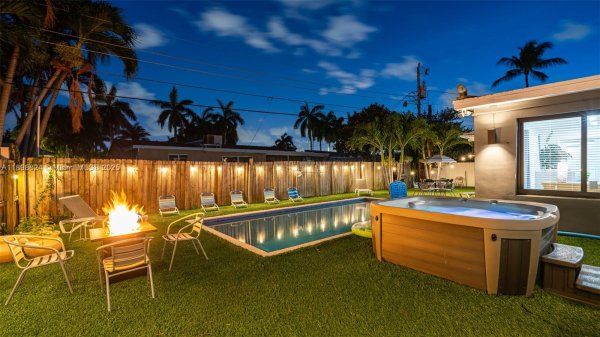 1024 NE 4th St Hallandale Beach, FL 33009