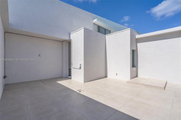 92 SW 3rd St #5204 Miami, FL 33130