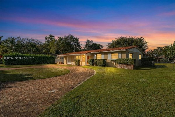 8345 SW 98th St Miami, FL 33156