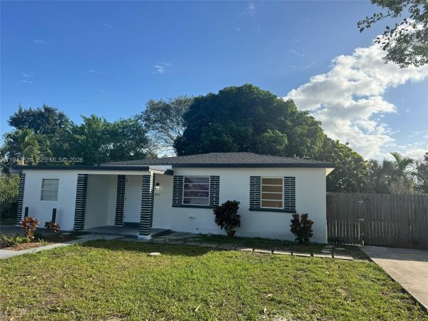 10521 NW 35th Ct Miami, FL 33147