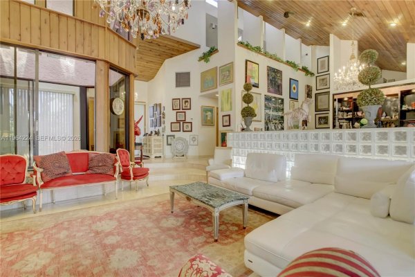 913 Diplomat Pkwy Hallandale Beach, FL 33009