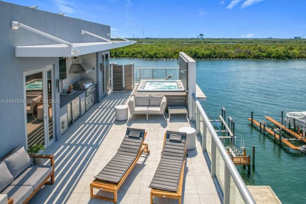 2890 N Ocean Dr Hollywood, FL 33019