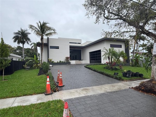 2161 NE 124th St North Miami, FL 33181