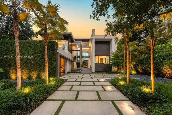 132 Paloma Dr Coral Gables, FL 33143