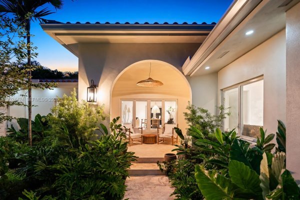2508 Anderson Rd Coral Gables, FL 33134