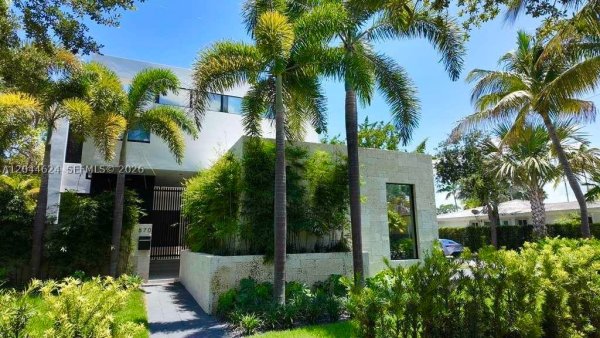 570 S Shore Dr Miami Beach, FL 33141