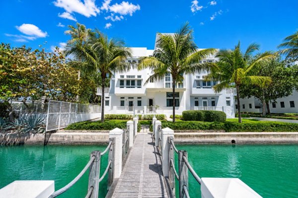 6203 Laguna Path N Miami Beach, FL 33141