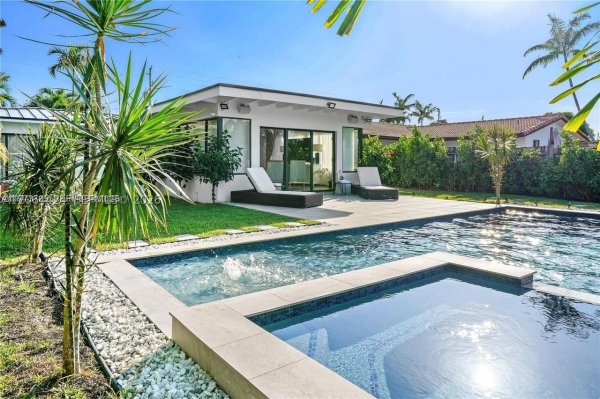 1625 Daytonia Rd Miami Beach, FL 33141