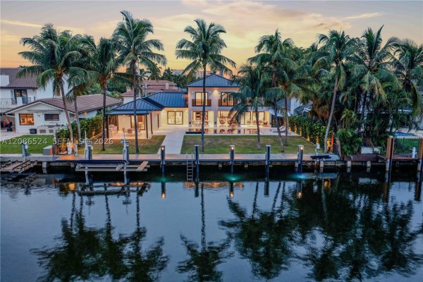 415 Holiday Dr Hallandale Beach, FL 33009