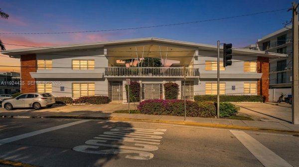 8080 Tatum Waterway Dr #25 Miami Beach, FL 33141