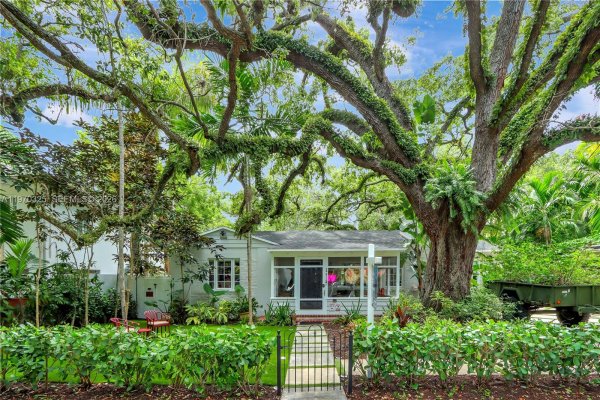 842 NW 9th Ct Miami, FL 33136