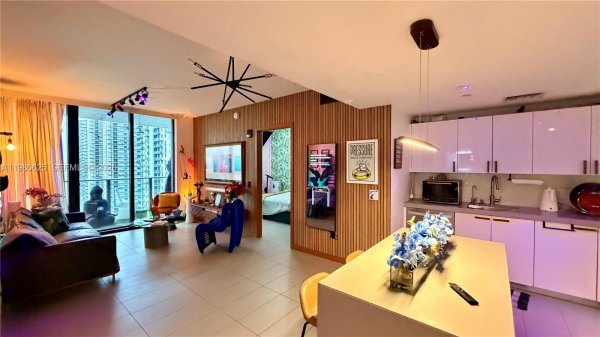 1600 NE 1st Ave #2009 Miami, FL 33132