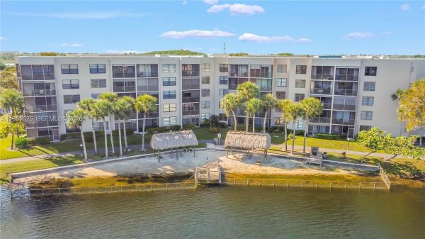 1100 Colony Pt Cir #201 Pembroke Pines, FL 33026