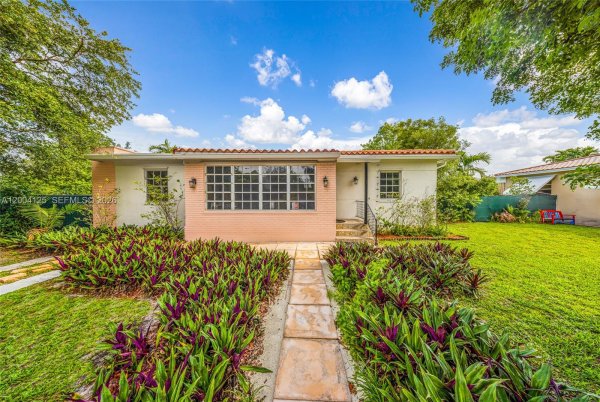 1061 Wren Ave Miami Springs, FL 33166