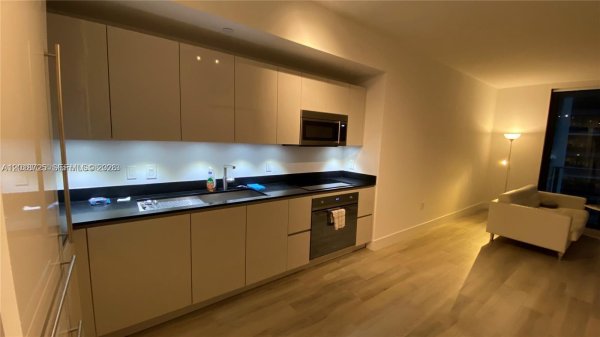 1010 Brickell Ave #2208 Miami, FL 33131