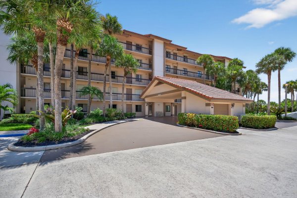 401 Ocean Blfs Blvd #205 Jupiter, FL 33477