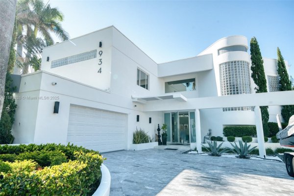 934 S Southlake Dr Hollywood, FL 33019