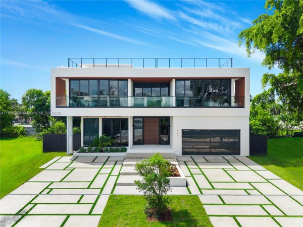 262 189th Ter Sunny Isles Beach, FL 33160