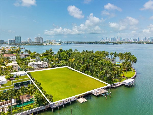 1839 + 1833 W 24th St Miami Beach, FL 33140 1839 + 1833 W 24th St Miami Beach, FL 33140