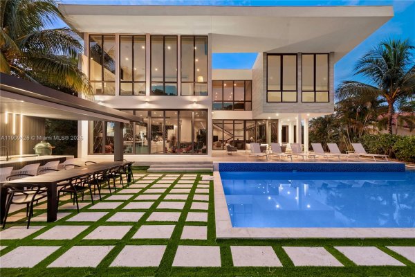 521 Holiday Dr Hallandale Beach, FL 33009