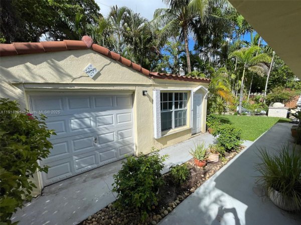 1018 W 47th St #1 Miami Beach, FL 33140