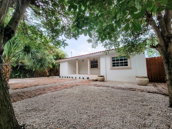 3685 SW 1st Ave Miami, FL 33145