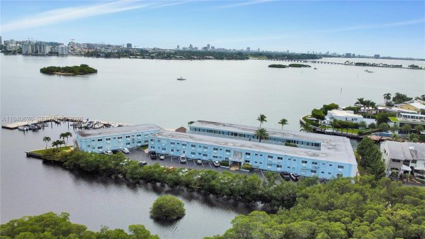 2700 NE 135th St #12 North Miami, FL 33181