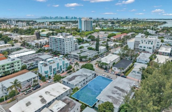 7711 Carlyle Ave Miami Beach, FL 33141