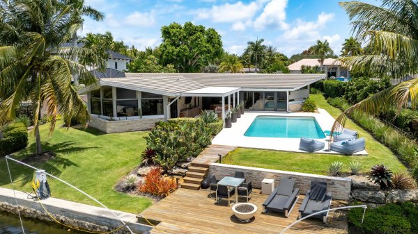 1425 Middle Riv Dr Fort Lauderdale, FL 33304