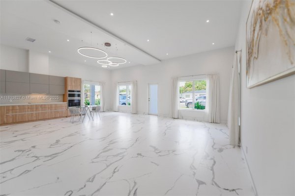 635 SW 9th St Hallandale Beach, FL 33009