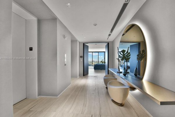 1000 Biscayne Blvd #1901 Miami, FL 33132