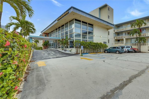 6484 Indian Crk Dr #220 Miami Beach, FL 33141