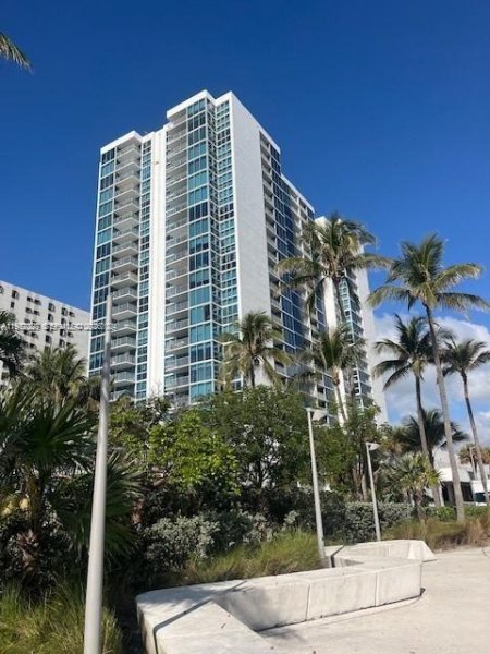 2655 Collins Ave #1106 Miami Beach, FL 33140