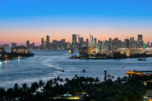 100 S Pointe Dr #2101 Miami Beach, FL 33139