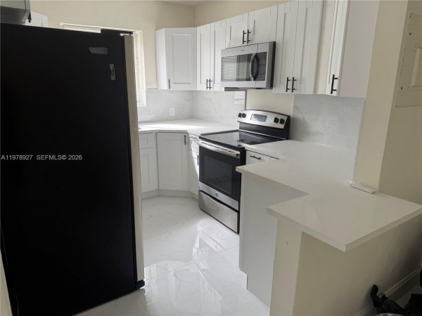 911 NW 45th St Miami, FL 33127