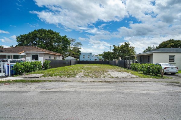 3056 SW 13th St Miami, FL 33145