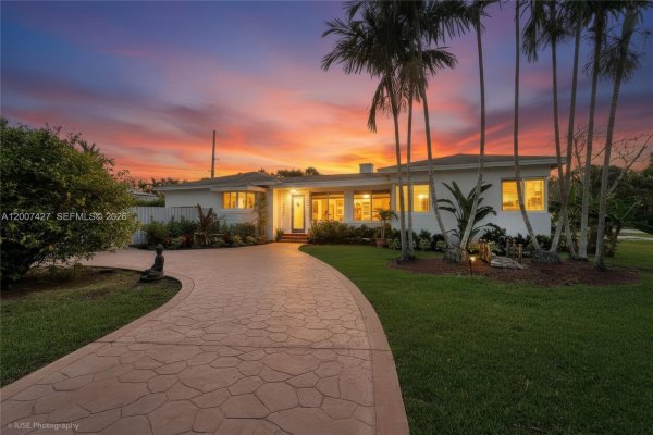 5889 Devonshire Blvd Miami, FL 33155