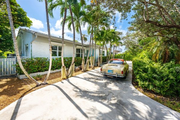 9172 Carlyle Ave Surfside, FL 33154