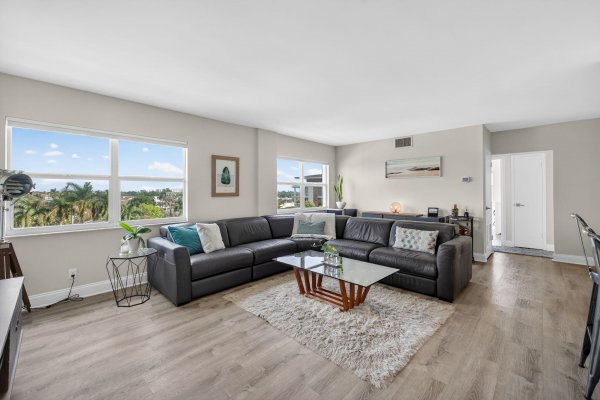 2555 NE 11th #609 Fort Lauderdale, FL 33304