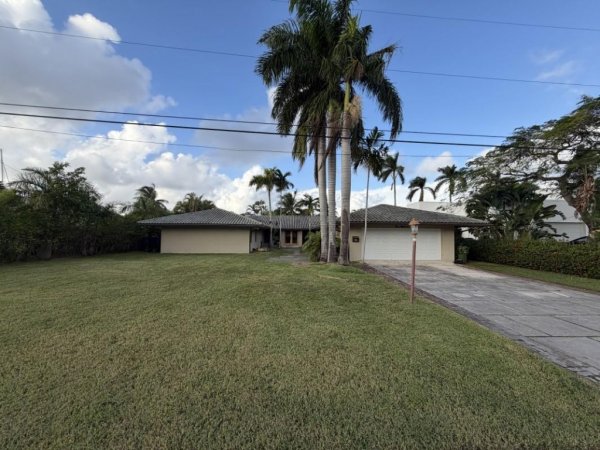 418 Alamanda Dr Hallandale Beach, FL 33009
