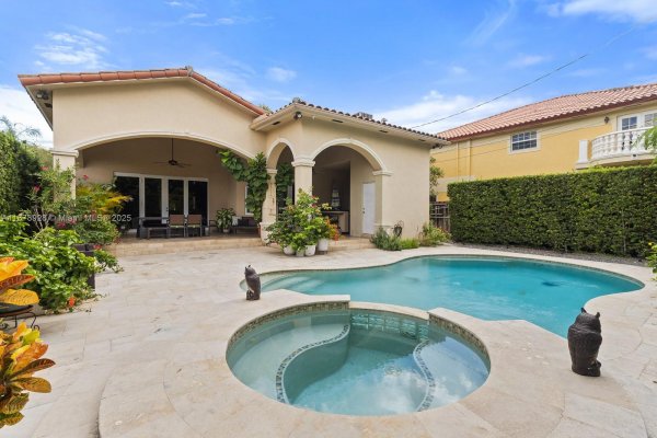 718 SW 26th Rd Miami, FL 33129