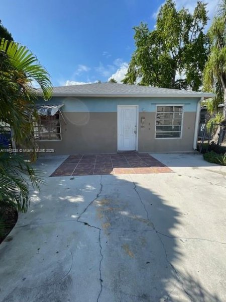 300 SW 31st Ct Miami, FL 33135