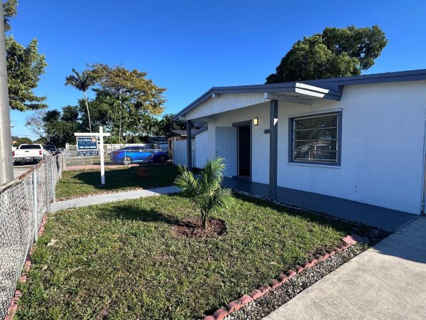 650 SE 1st Pl Hialeah, FL 33010