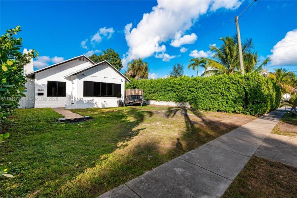 1683 NE 168th St North Miami Beach, FL 33162