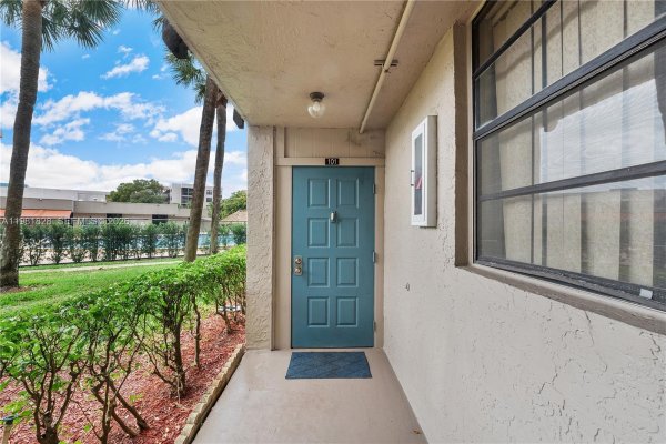 1101 Colony Pt Cir #101 Pembroke Pines, FL 33026