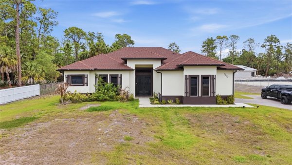 3043 18th Naples, FL 34120