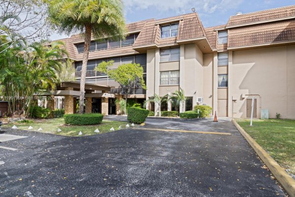 665 NE 195th St #222 Miami, FL 33179